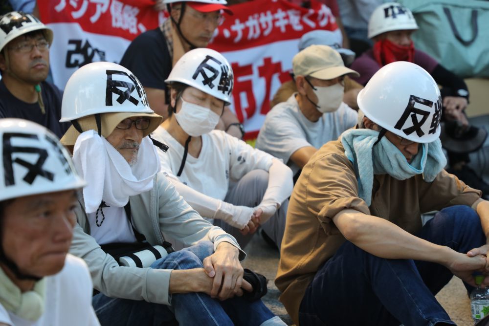 8月5日，民众在日本广岛和平纪念公园参加集会。新华社记者胡晓格摄