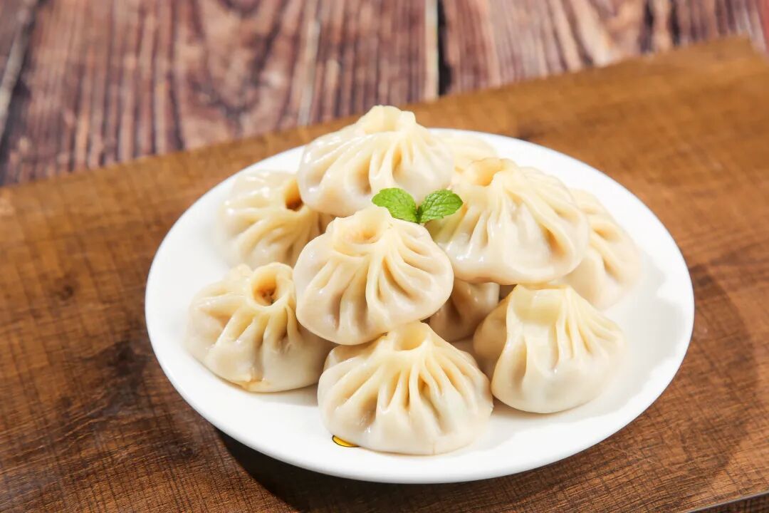 摄图网_350140775_早餐来一份新鲜鲜肉灌汤小笼包(企业商用).jpg
