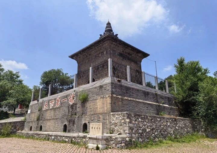 位于河南省安阳市殷都区磊口乡清凉山村的修定寺塔。新华每日电讯记者袁月明摄