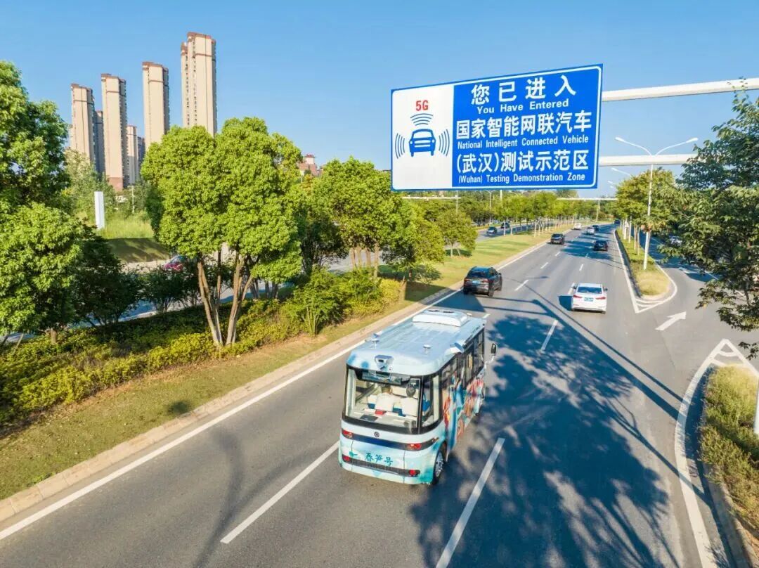 无人驾驶接驳巴士在国家智能网联汽车（武汉）测试示范区穿梭