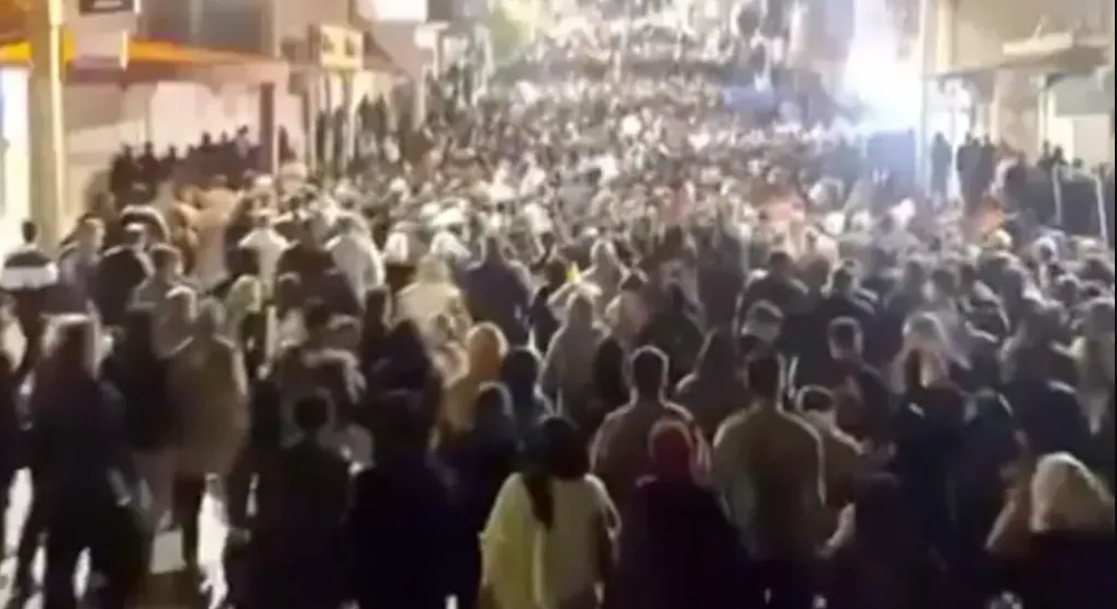 1月6日晚间,西部城镇阿卜达南爆发大规模抗议活动。BBC视频截图