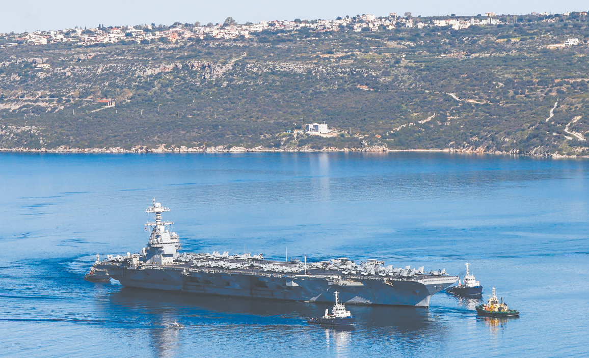 2月底，好意思国“福特”号航母驶离希腊苏达湾的画面。（视觉中国）