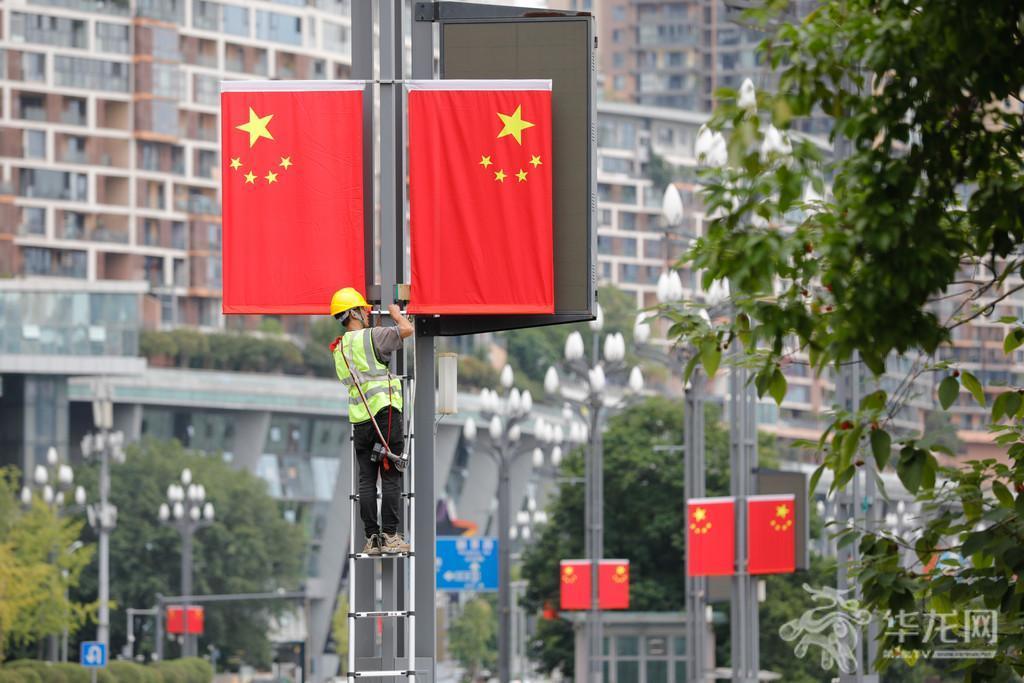 01——北滨一路,工人正在悬挂国旗。