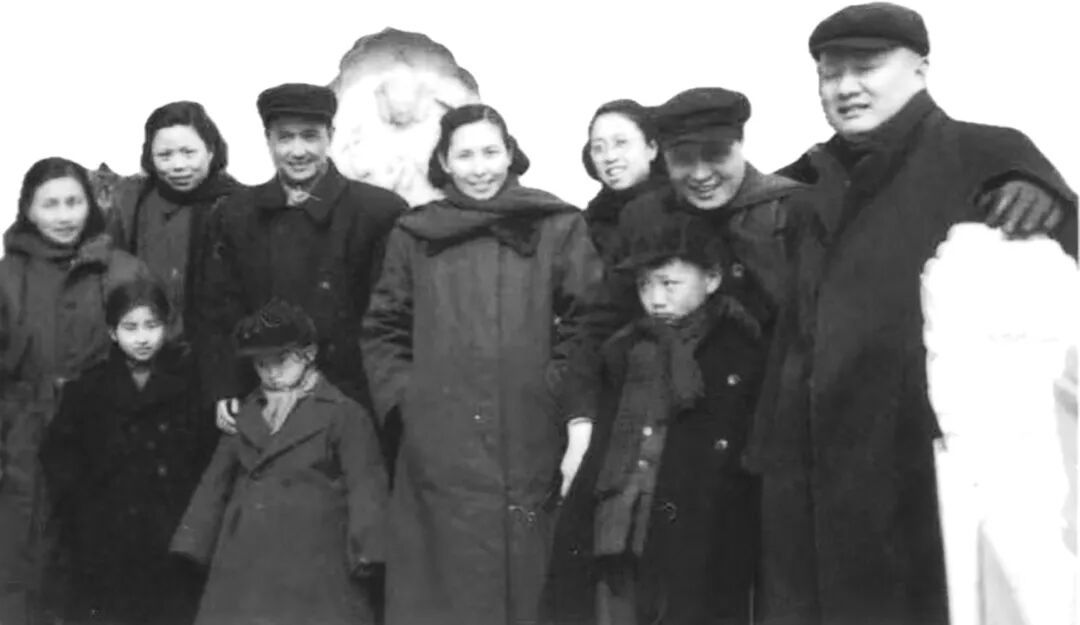 20世纪50年代，华中局城工部同志合影。右一为张执一，右五戴围巾者为冯修蕙