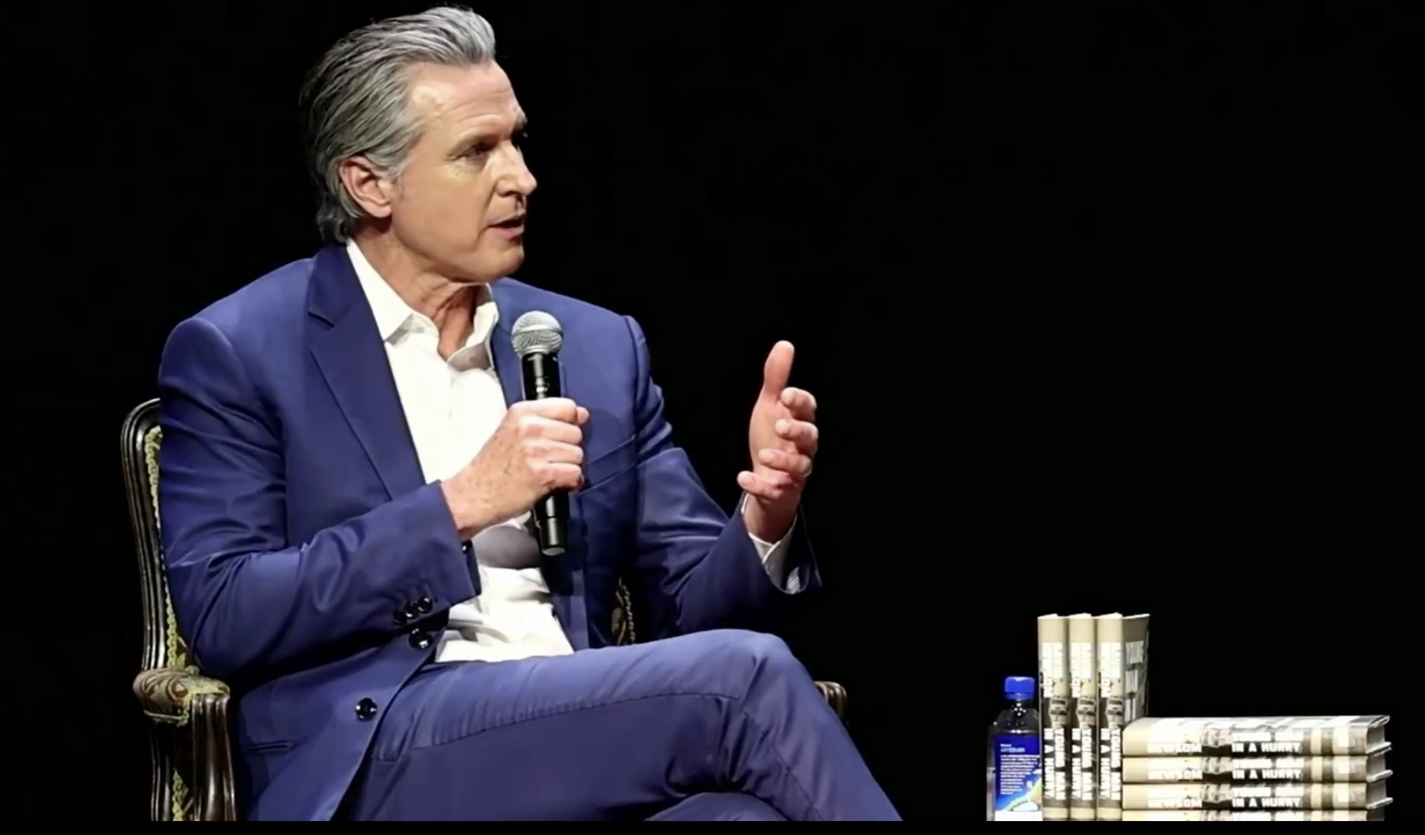 加州州长3日在洛杉矶一场活动中接管采访。图源：视频截图