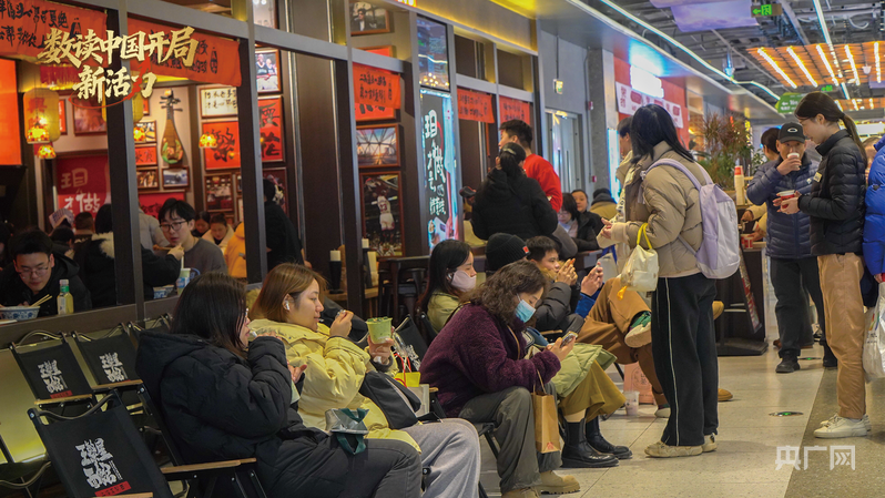 市民们排队等候就餐（央广网记者邓子依 摄）