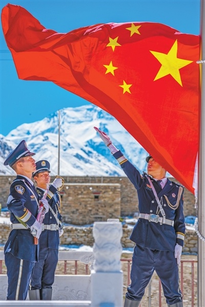 10月1日,西藏边检总站日喀则边境管理支队珠峰边境派出所国门护旗队举行升国旗仪式。叶 轶摄(人民视觉)