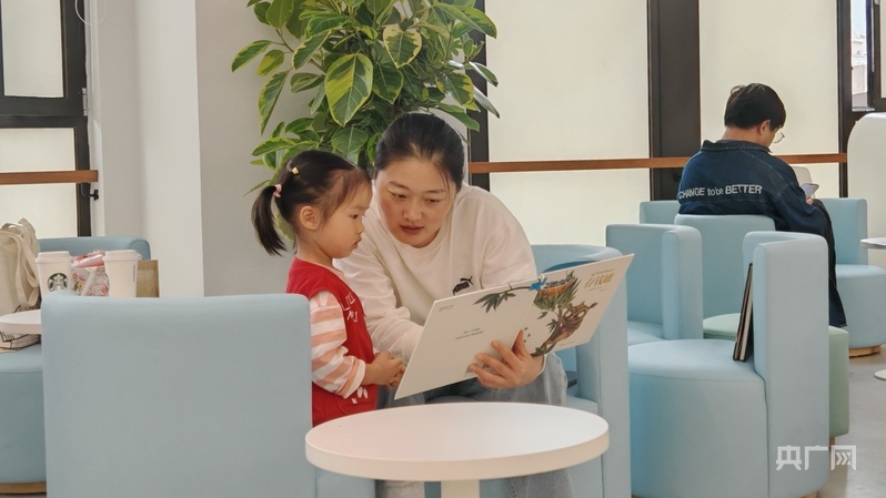 市民带孩子在浦东图书馆少儿分馆阅读绘本(央广网记者 冯丽 摄)