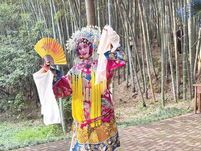 金鹗书院竹林间文艺展演。
