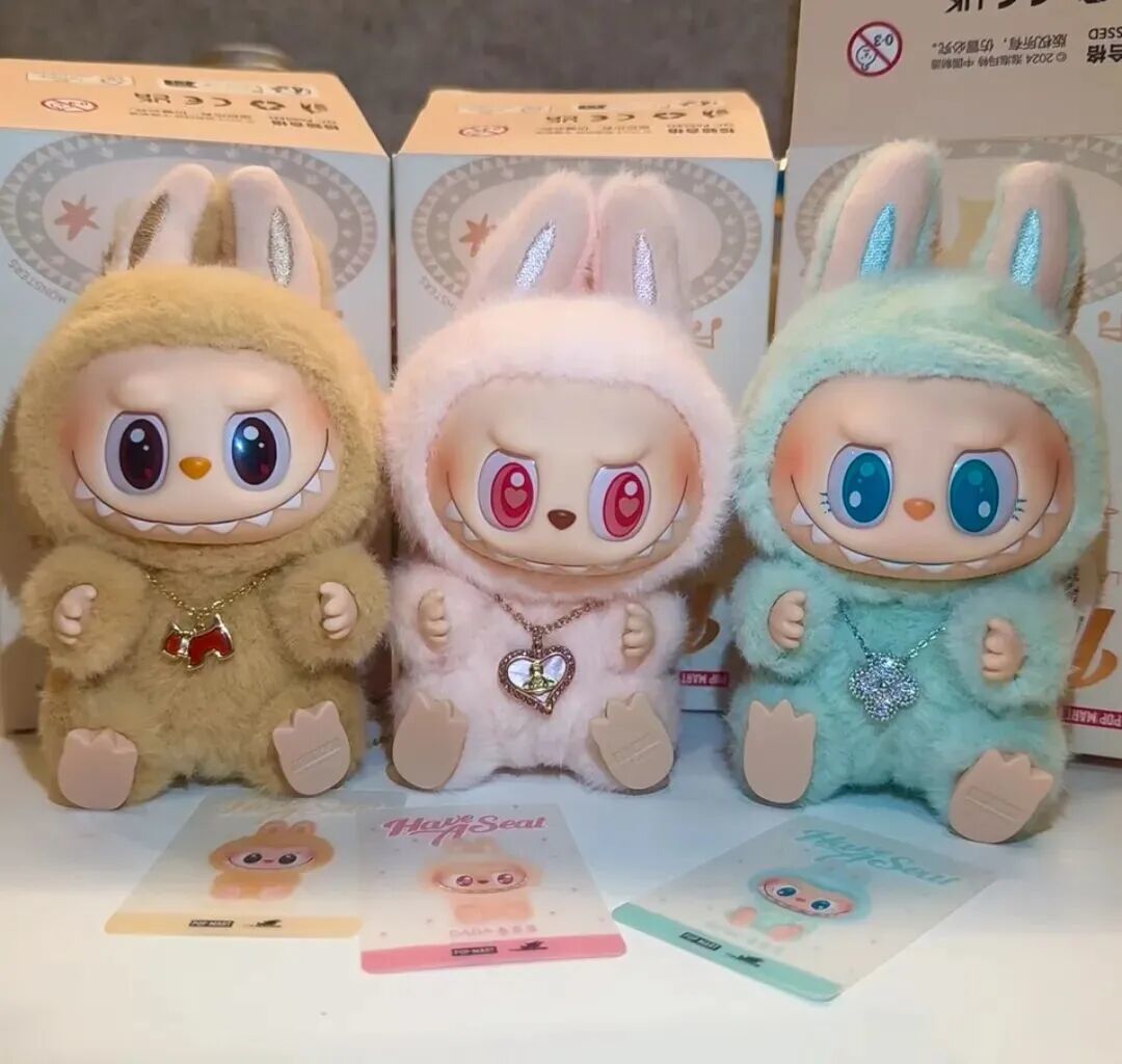 在部分折扣零售门店里,老款泡泡玛特产品以五折甚至更低的价格出售/图源:小红书@千层荔枝