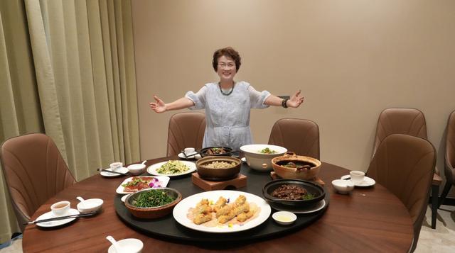 兴华黄鳝饭创始人谭小霞欢迎佛山食客来罗南村品尝地道台山美食。