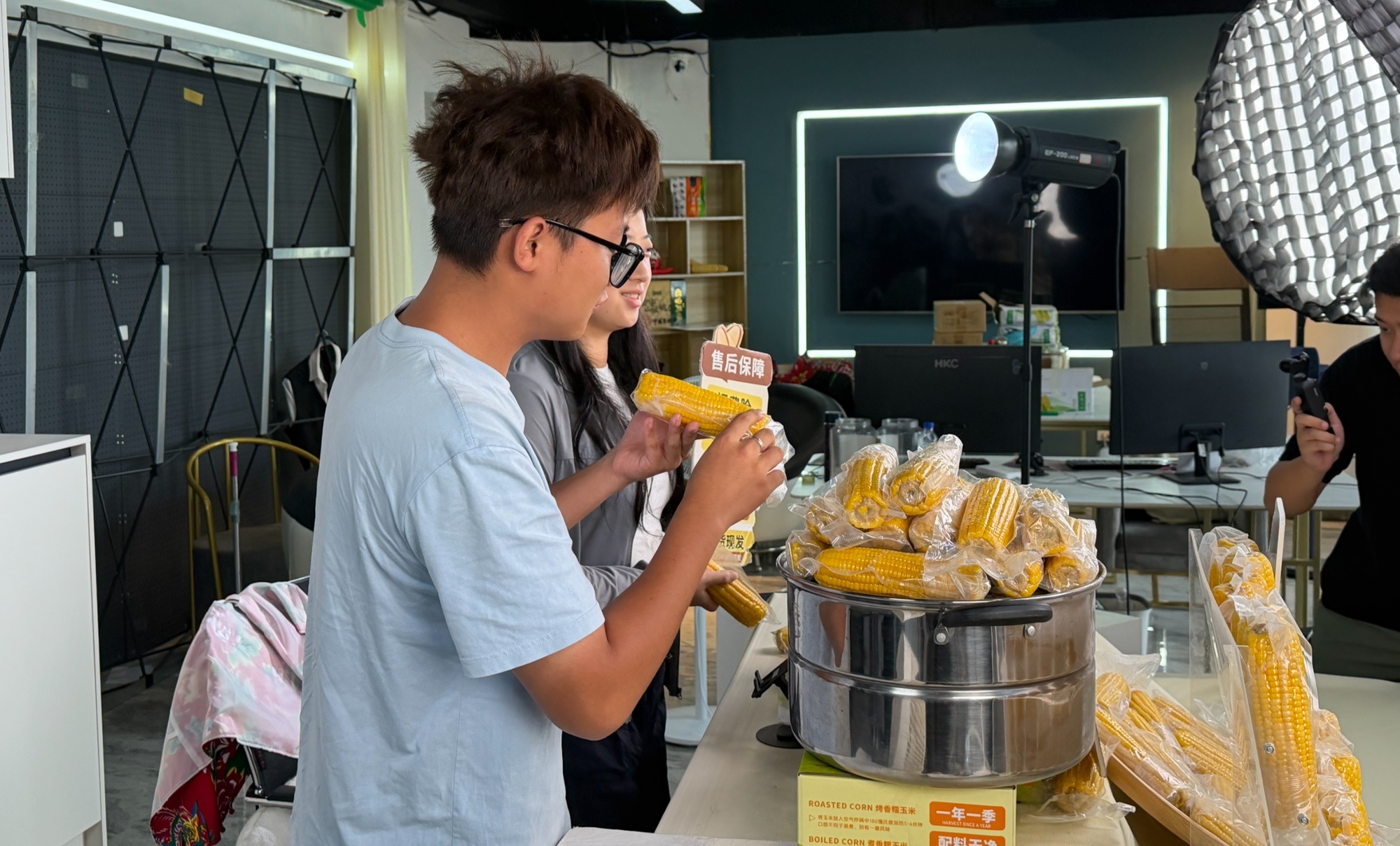 商家线上推介产品（央广网发 陶连飞 摄）