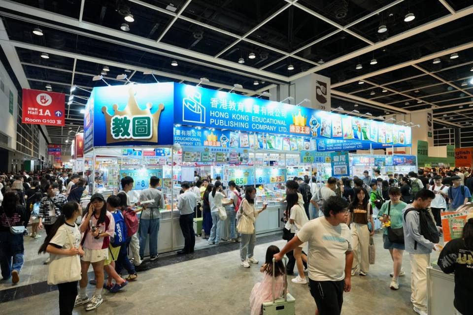 香港书展-最后一日书商减价促销-有书迷赶场-执平货