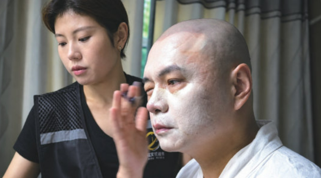 演出前,为了尽快完成化妆,唐僧扮演者家辉会自己动手。(图/“西游群英荟”视频截图)