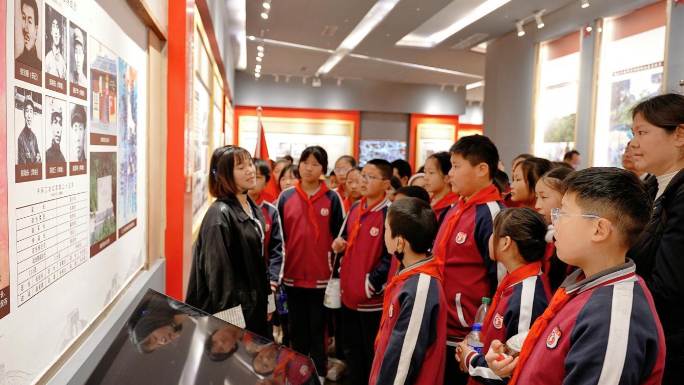 图为湖北省郧西县鄂豫陕革命根据地纪念园内，讲解员正在讲述长征期间红二十五军的故事。 孙凌玺摄.png