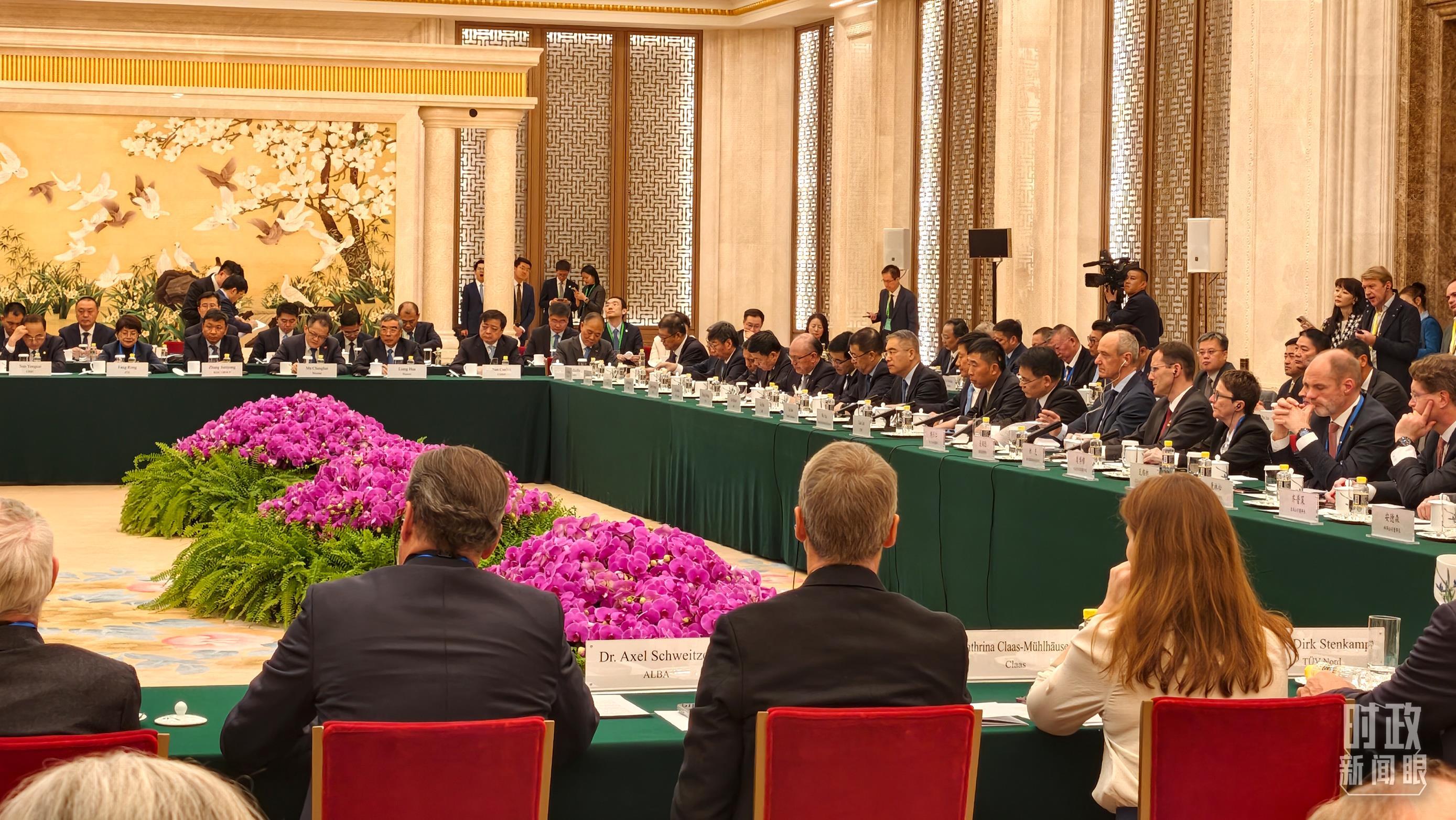 △2月25日下午,中德经济顾问委员会座谈会在人民大会堂举行。(总台央视记者韩锐拍摄)