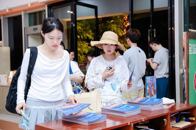 音乐会场外,观众取阅演出宣传册,了解本场双钢琴音乐会。主办方供图