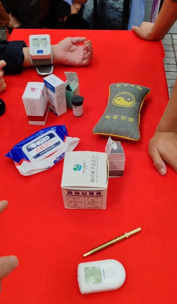 事发的义诊台 (视频截图)