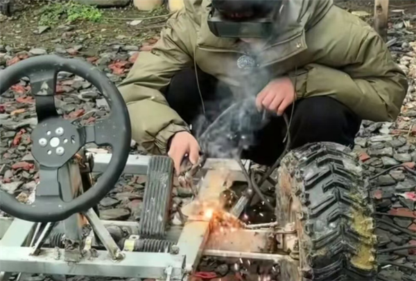 800元造真车!15岁少年用压岁钱公正电动车:最高时速30公里