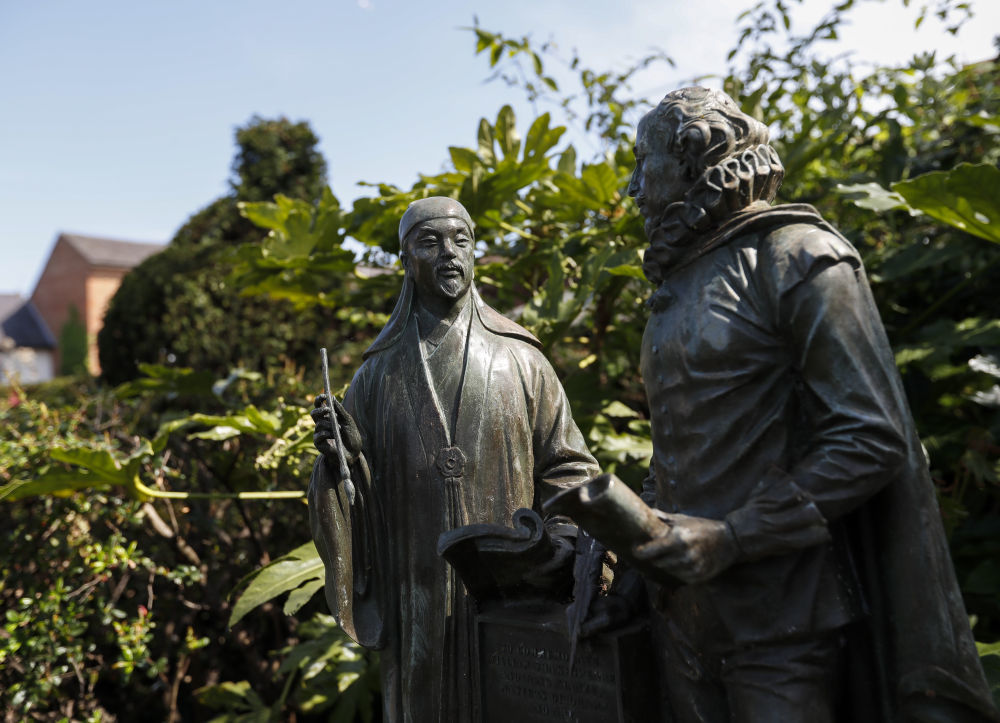 2022年4月20日在英国斯特拉特福拍摄的莎士比亚和汤显祖的青铜塑像。新华社记者 韩岩 摄