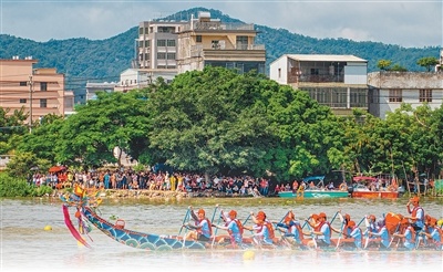 6月20日,在广东省揭阳市第四届龙舟民俗文化周活动上,龙舟在榕江上竞渡。郑 聪摄(人民视觉)