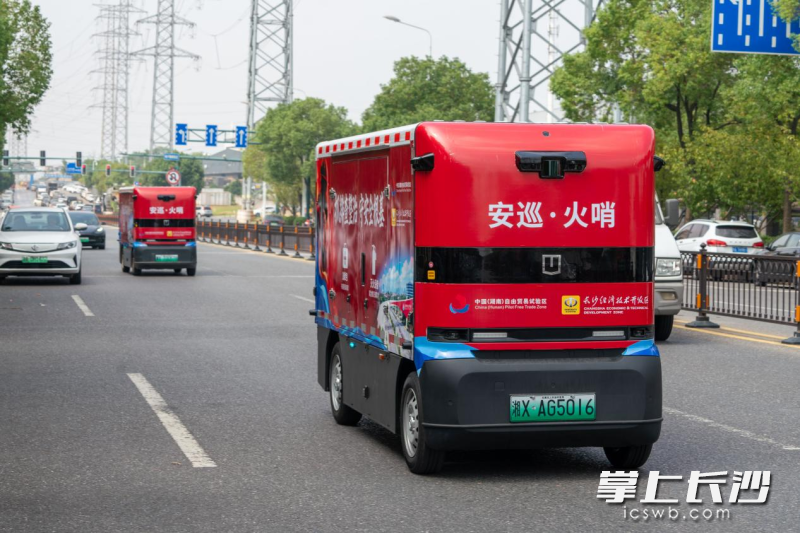 无人驾驶消防车在长沙经开区上线，成为一道靓丽的风景线。 长沙晚报全媒体记者 周小华 摄