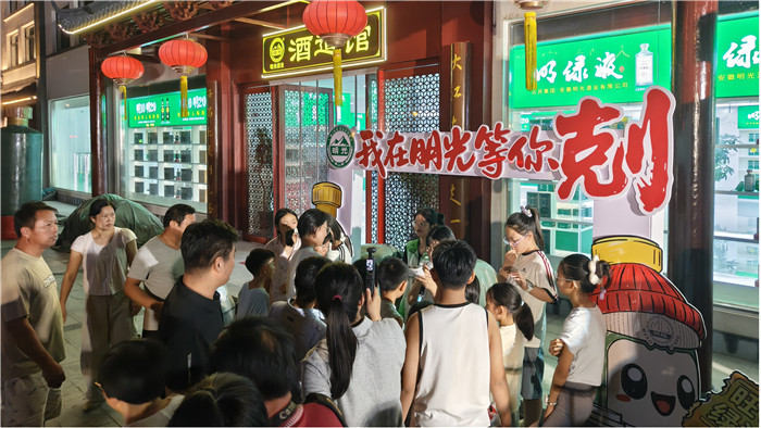 互动环节,观众小朋友踊跃参与有奖竞答。张子国摄