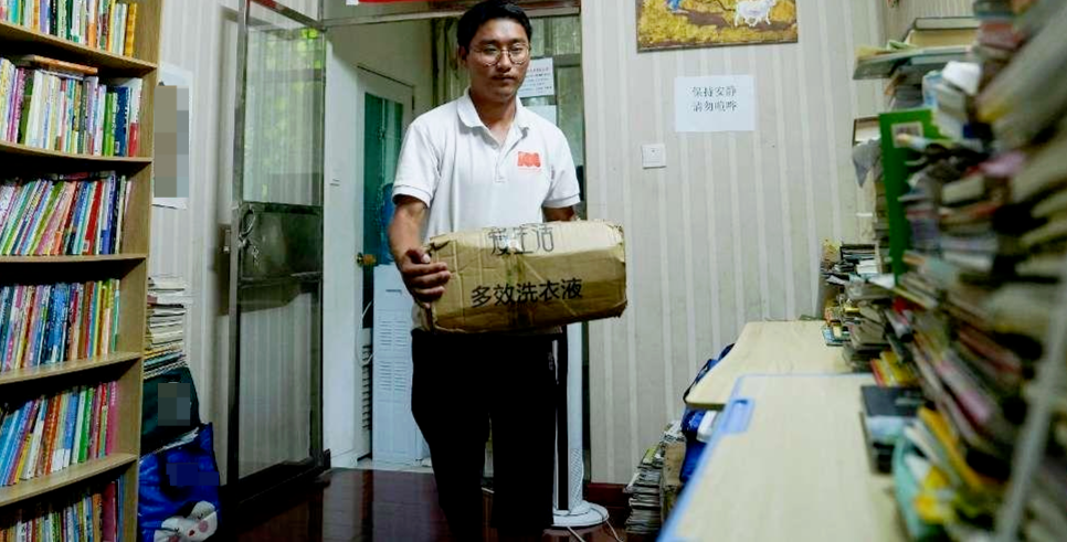 ▲苏正民在“阿依书屋”整理书籍