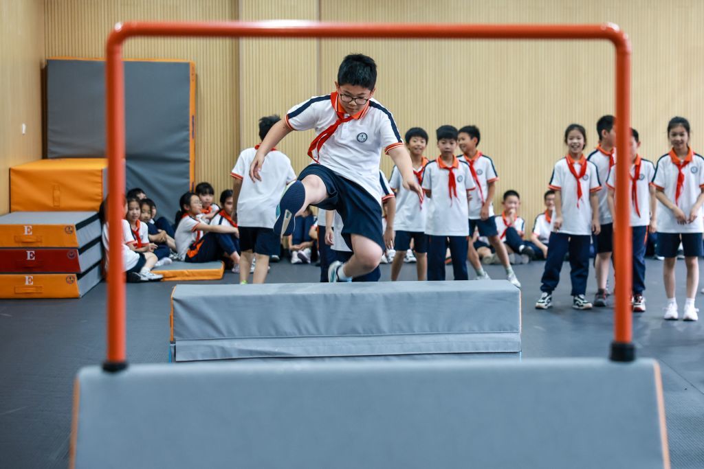 6月22日,宁波市江北中心学校的学生在跑酷特色体育课程上练习。新华社记者 江汉 摄