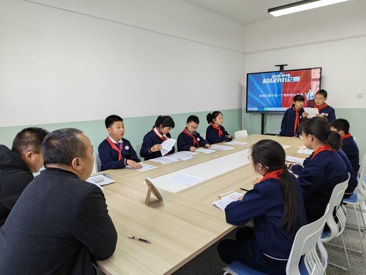 甘肃省定西市安定区中华路学校五年级的学生们正在开展阅读辩论赛。（定西市安定区中华路学校供图）