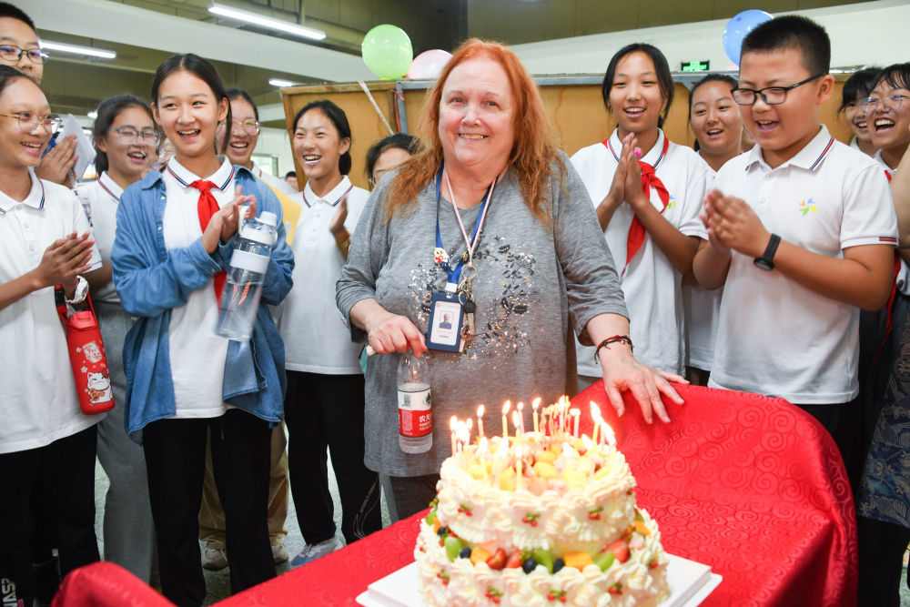 2023年9月10日,池欧女士受邀回到洛阳访问期间,洛阳市第二外国语学校的师生为她庆祝生日。