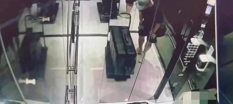 监控视频显示,嫌疑人吴某拖着行李箱。图源:台湾联合新闻网