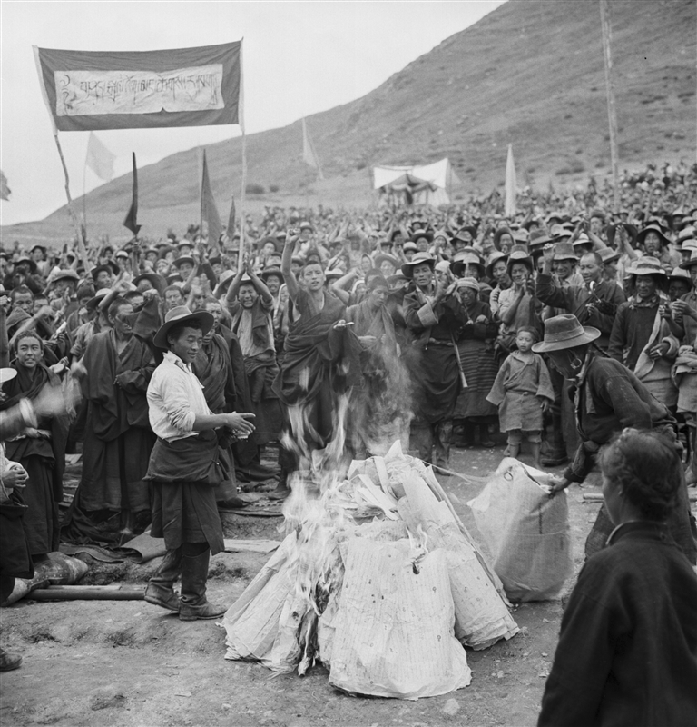 图为翻身农奴焚烧契约（1959年摄）。