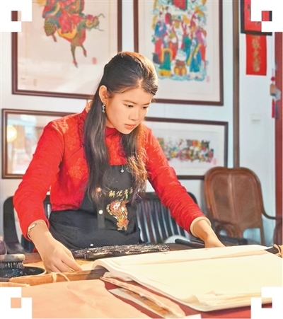 刘钟萍在制作佛山木版年画。 受访者供图