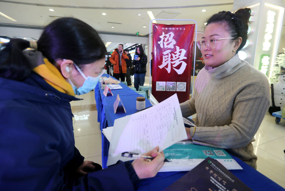 1月9日，在江苏省连云港市连云区“人才夜市”招聘会上，求职者向招聘单位工作人员咨询就业信息。新华社发（王春摄）