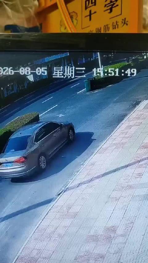 一声巨响股指期权杠杆是多少倍股指期权杠杆是多少倍，幸运的是没有人受伤，辅路汇入主路要让直行车吧