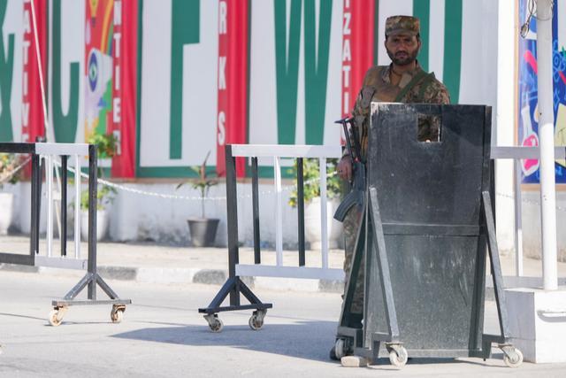 4月19日，安全人员在巴基斯坦努尔汗空军基地附近执勤。