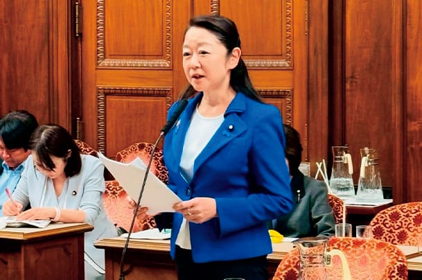 ◆ 60岁的白坂亚纪曾以“银座妈妈桑”的身份活跃于商业界。(图源:自民党官网)