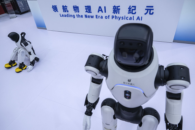 2026年6月26日，北京，中国国际供应链博览会上展示着人形机器人。中国正大力投资人工智能和机器人领域，投入数十亿美元发展这一被政府视为国家下一个经济引擎的产业。中国有数千家企业分布在人形机器人、具身智能、AI模型、工厂自动化及自动驾驶AI等广阔领域，与美国在AI技术主导权上展开竞争，其产品制造成本更低且具有商业吸引力。 视觉中国