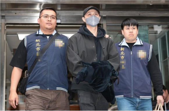 邱胜翊（中）卷入逃兵役风云，当天被台检方告状并求处2年2个月有期徒刑。图源：台湾中时新闻网 府上图