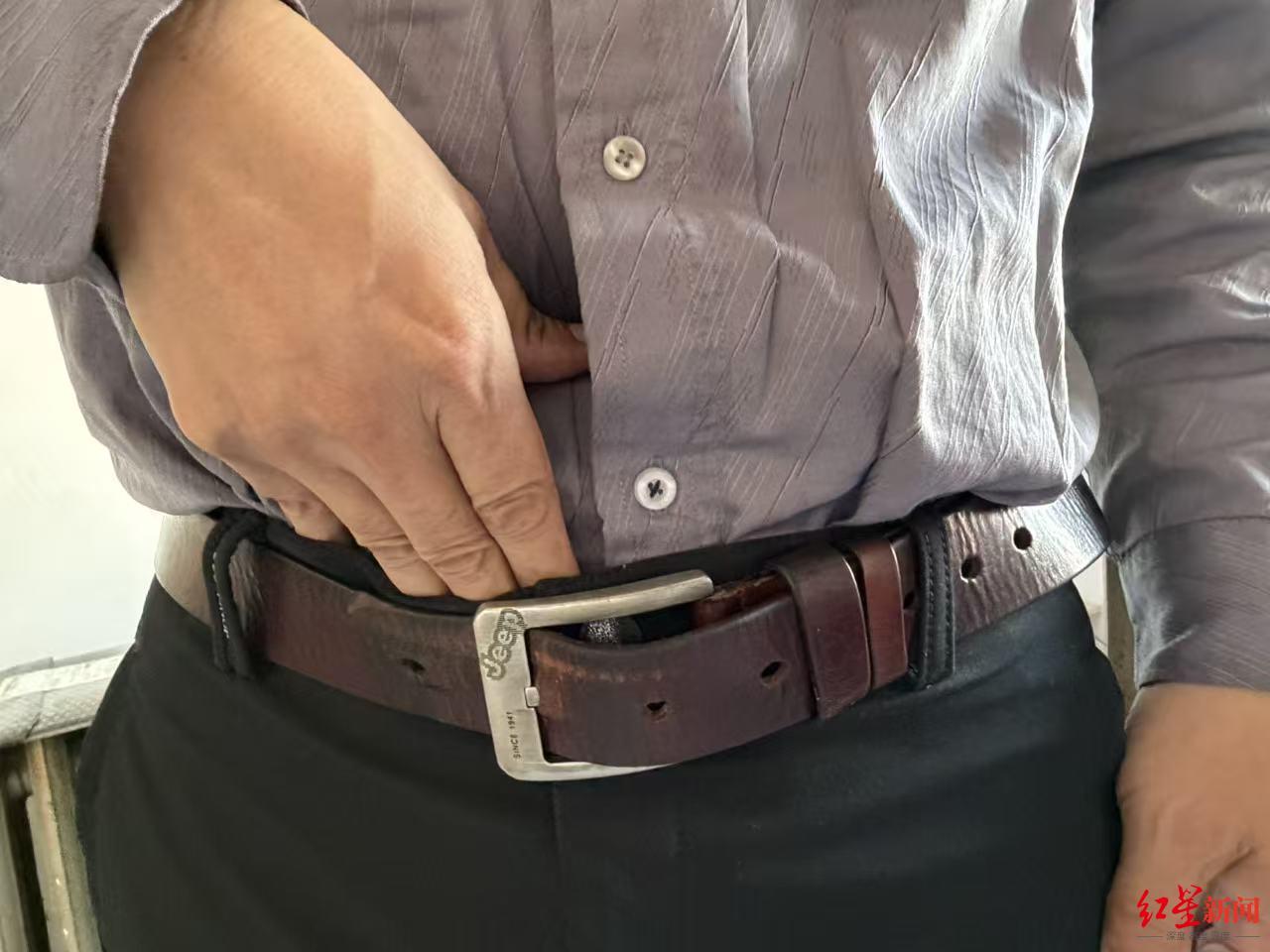 ▲王立国演示称,他给同事于某按摩时确将手伸进其裤子,但并未触及隐私部位 付垚/摄