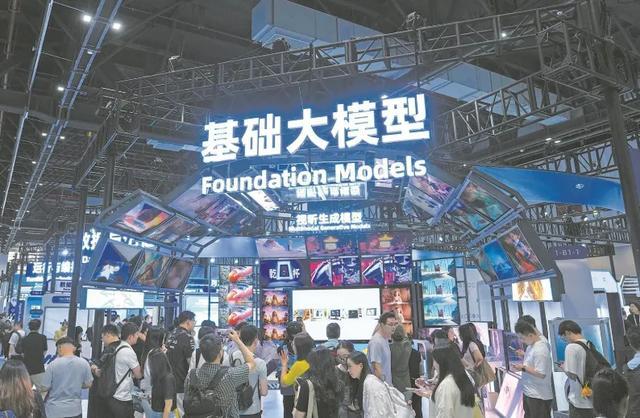 9月22日,以“智以致用”为主题的2026云栖大会在浙江杭州国际博览中心开幕。图为观众在智能馆基础大模型展区参观。(新华社/发)