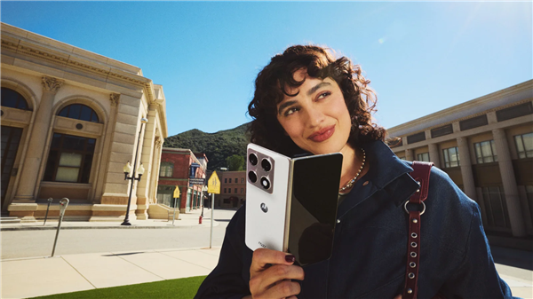 大折叠赛道又有新玩家加入!moto Razr Fold发布:参数拉满 16100元