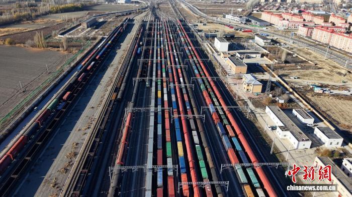 在新疆整装待发的中欧(中亚)班列。(资料图)胡嘉琛 摄