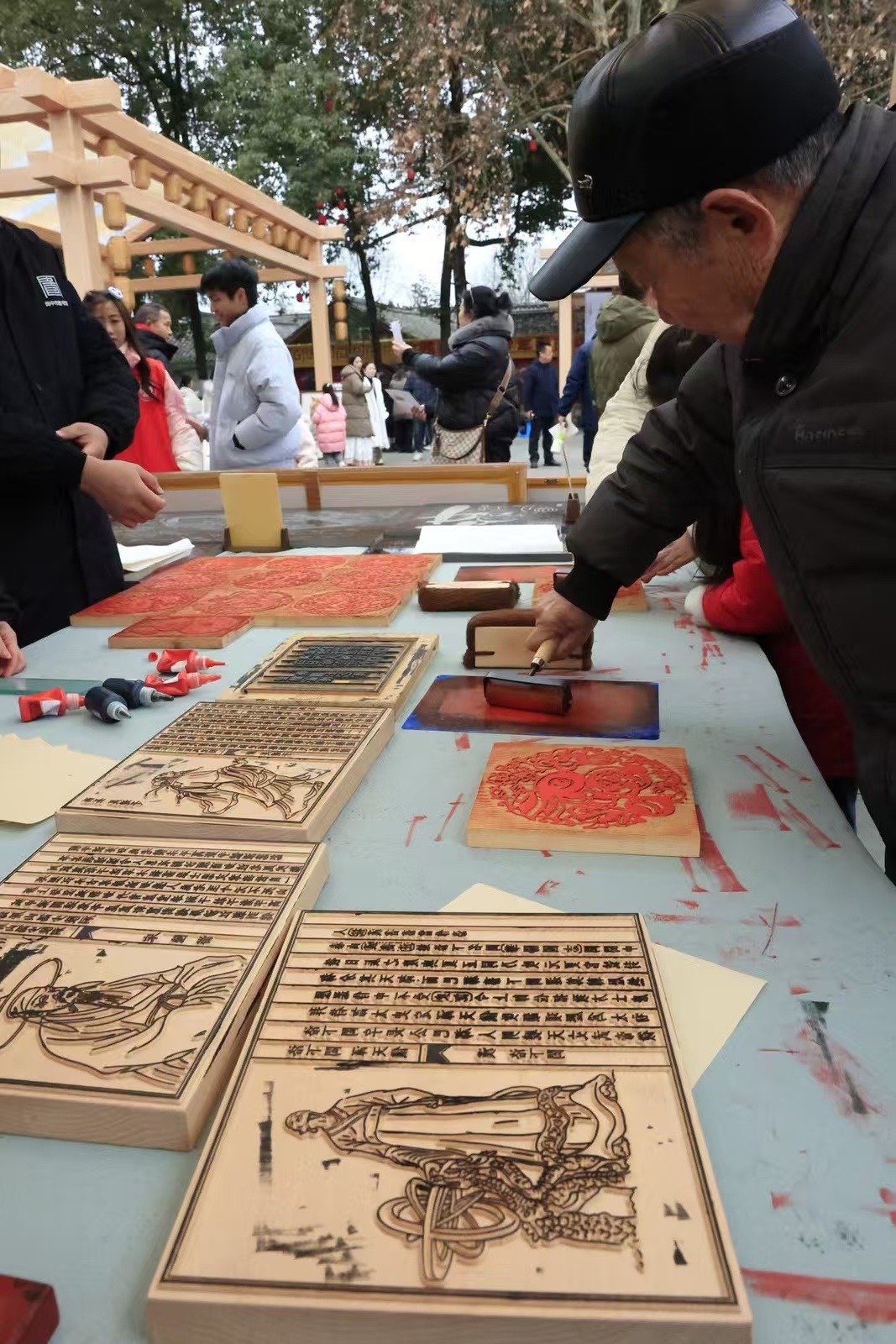 市民、游客在阆中古城体验非遗代表性项目。