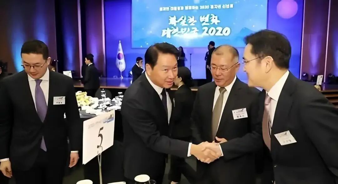 从左到右：LG集团会长具光谟、SK集团会长崔泰源、现代汽车会长郑义宣、三星电子会长李在镕。四人并称为韩国经济界的“四大天王”