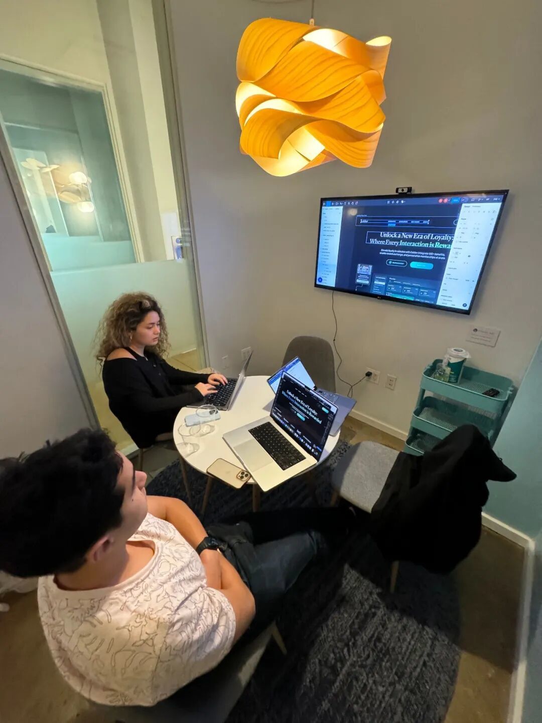 ·居文在社交媒体展示自己的工作情况。（其个人社交媒体）