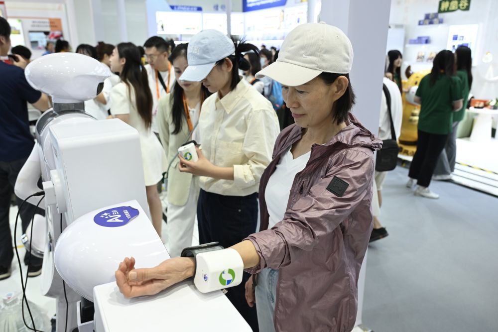 2026年9月10日,在2026年中国国际服务贸易交易会健康卫生服务专题展区,一名参观者体验智能中医脉诊设备。新华社发(刘志晗摄)