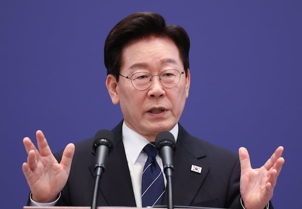 李在明18日在总统府青瓦台召开记者会 图源:韩媒
