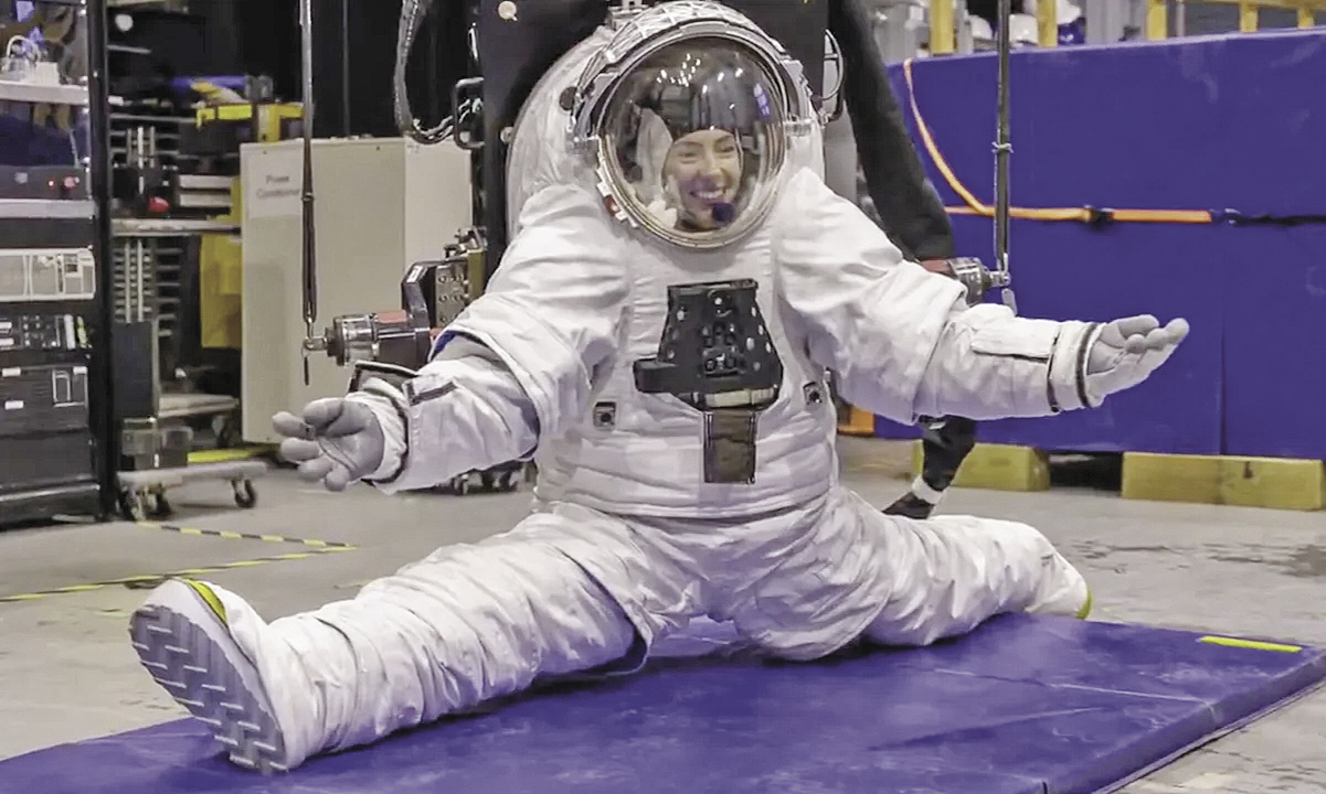 “公理太空”公司展示“能劈叉”的新一代登月宇航服。